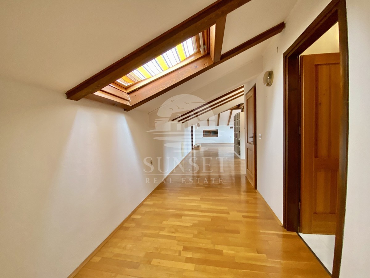 CASA SPAZIOSA CON UN GRANDE GIARDINO DI 600M2 NELLE IMMEDIATE VICINANZE DI NOVIGRAD