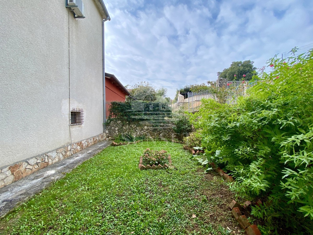 CASA SPAZIOSA CON UN GRANDE GIARDINO DI 600M2 NELLE IMMEDIATE VICINANZE DI NOVIGRAD