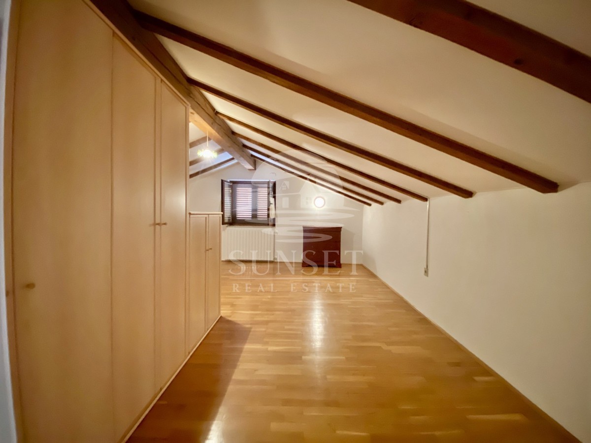 CASA SPAZIOSA CON UN GRANDE GIARDINO DI 600M2 NELLE IMMEDIATE VICINANZE DI NOVIGRAD