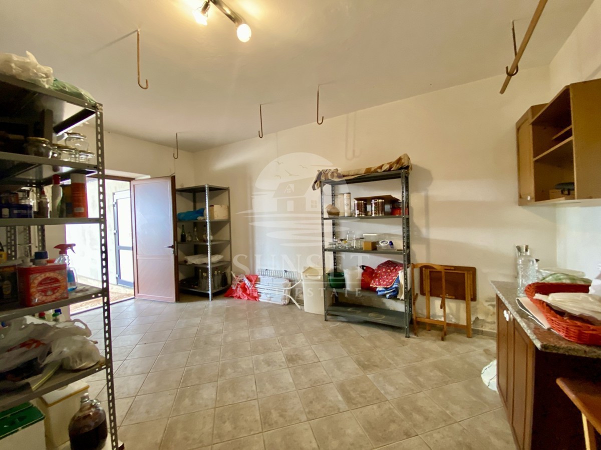 CASA SPAZIOSA CON UN GRANDE GIARDINO DI 600M2 NELLE IMMEDIATE VICINANZE DI NOVIGRAD