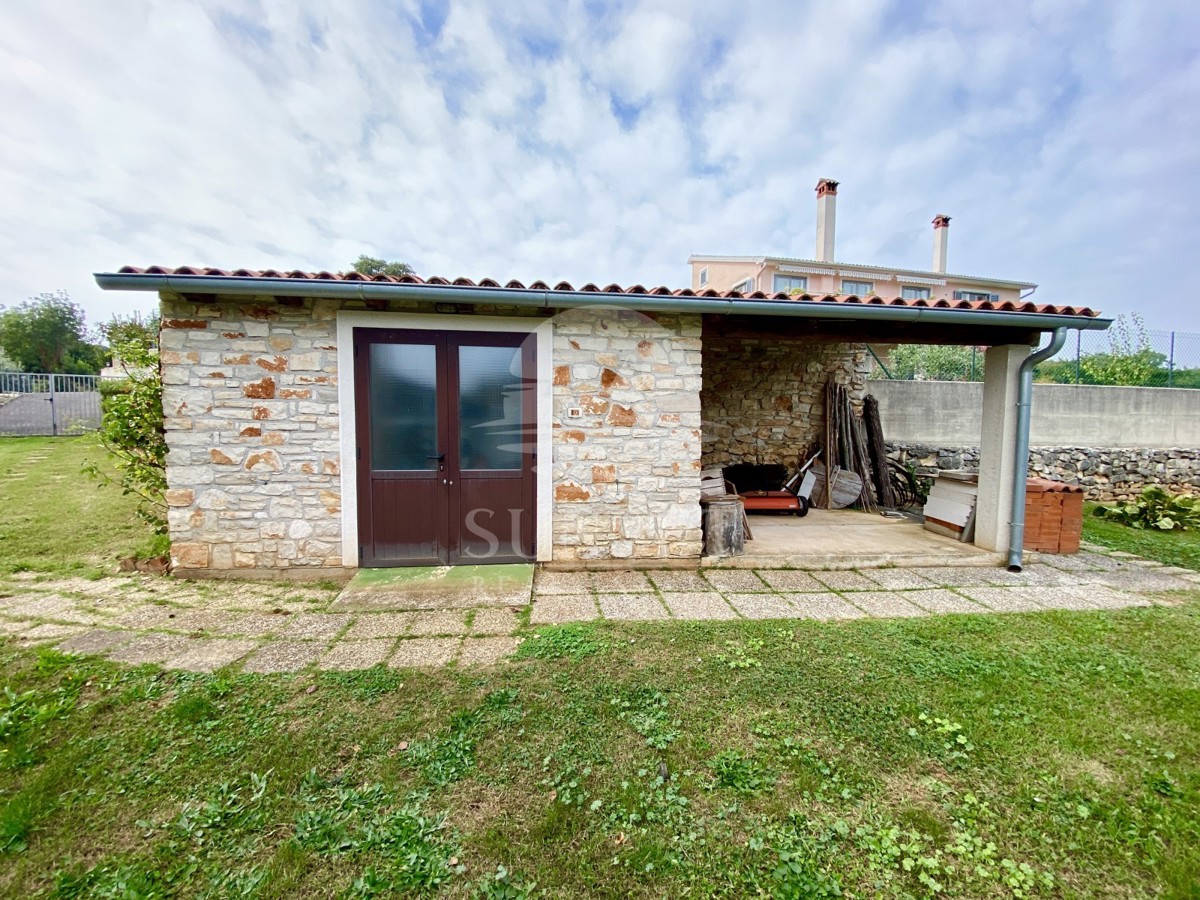 CASA SPAZIOSA CON UN GRANDE GIARDINO DI 600M2 NELLE IMMEDIATE VICINANZE DI NOVIGRAD