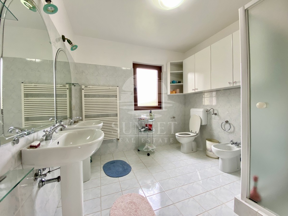 CASA SPAZIOSA CON UN GRANDE GIARDINO DI 600M2 NELLE IMMEDIATE VICINANZE DI NOVIGRAD