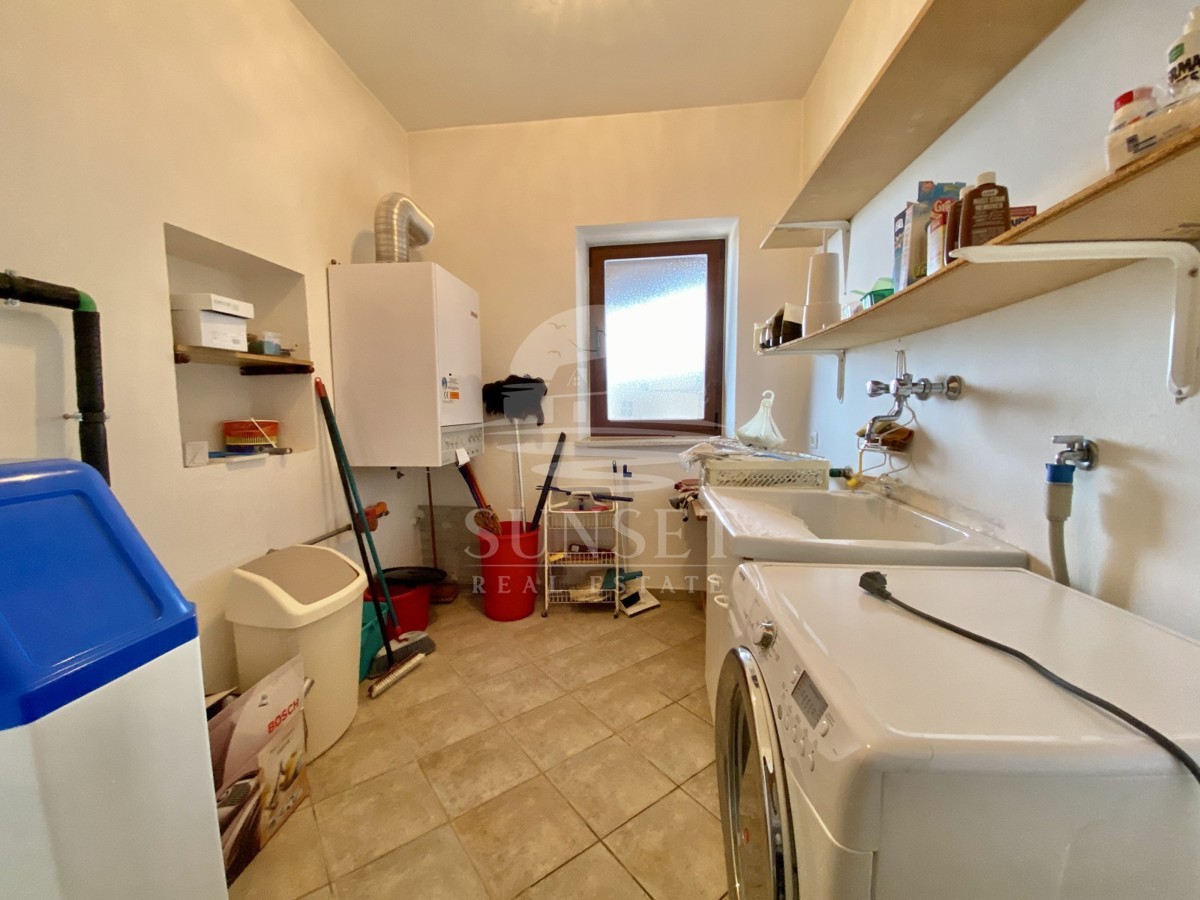 CASA SPAZIOSA CON UN GRANDE GIARDINO DI 600M2 NELLE IMMEDIATE VICINANZE DI NOVIGRAD