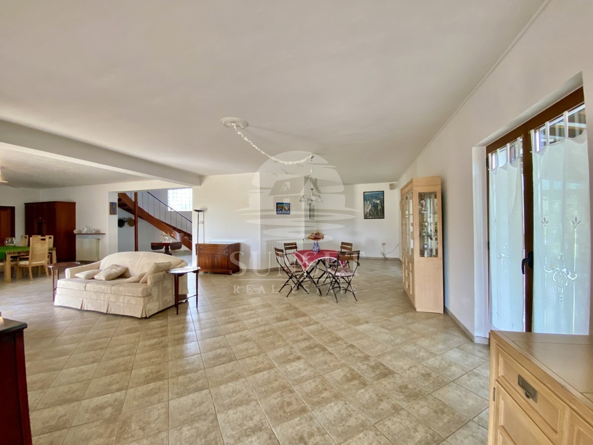 CASA SPAZIOSA CON UN GRANDE GIARDINO DI 600M2 NELLE IMMEDIATE VICINANZE DI NOVIGRAD