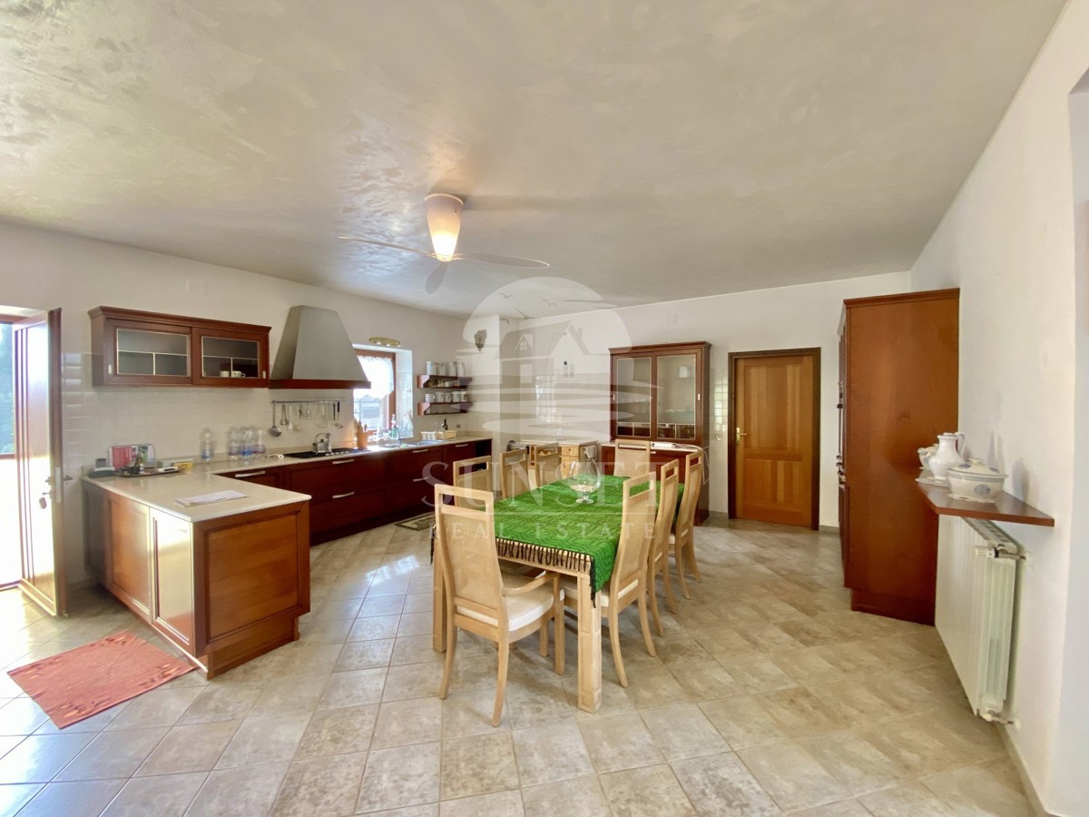 CASA SPAZIOSA CON UN GRANDE GIARDINO DI 600M2 NELLE IMMEDIATE VICINANZE DI NOVIGRAD