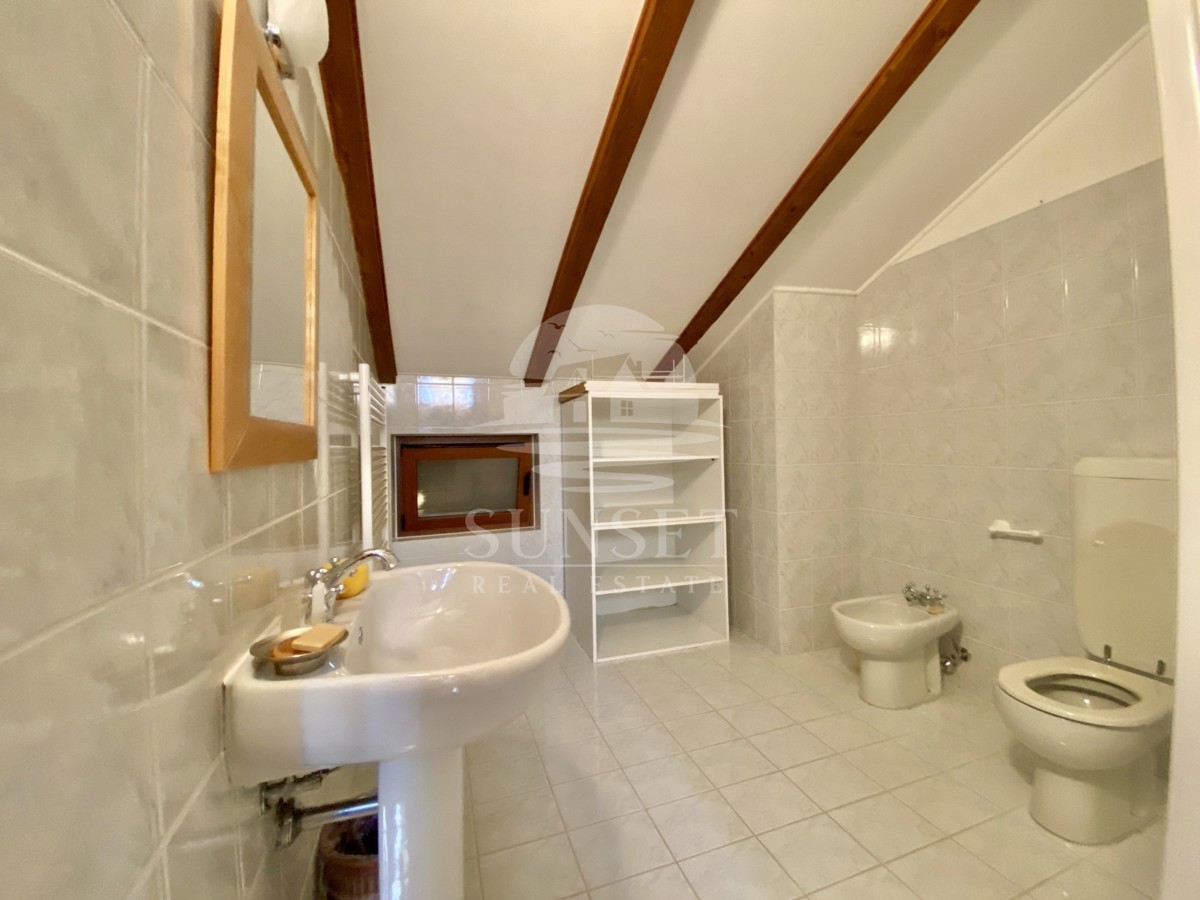 CASA SPAZIOSA CON UN GRANDE GIARDINO DI 600M2 NELLE IMMEDIATE VICINANZE DI NOVIGRAD