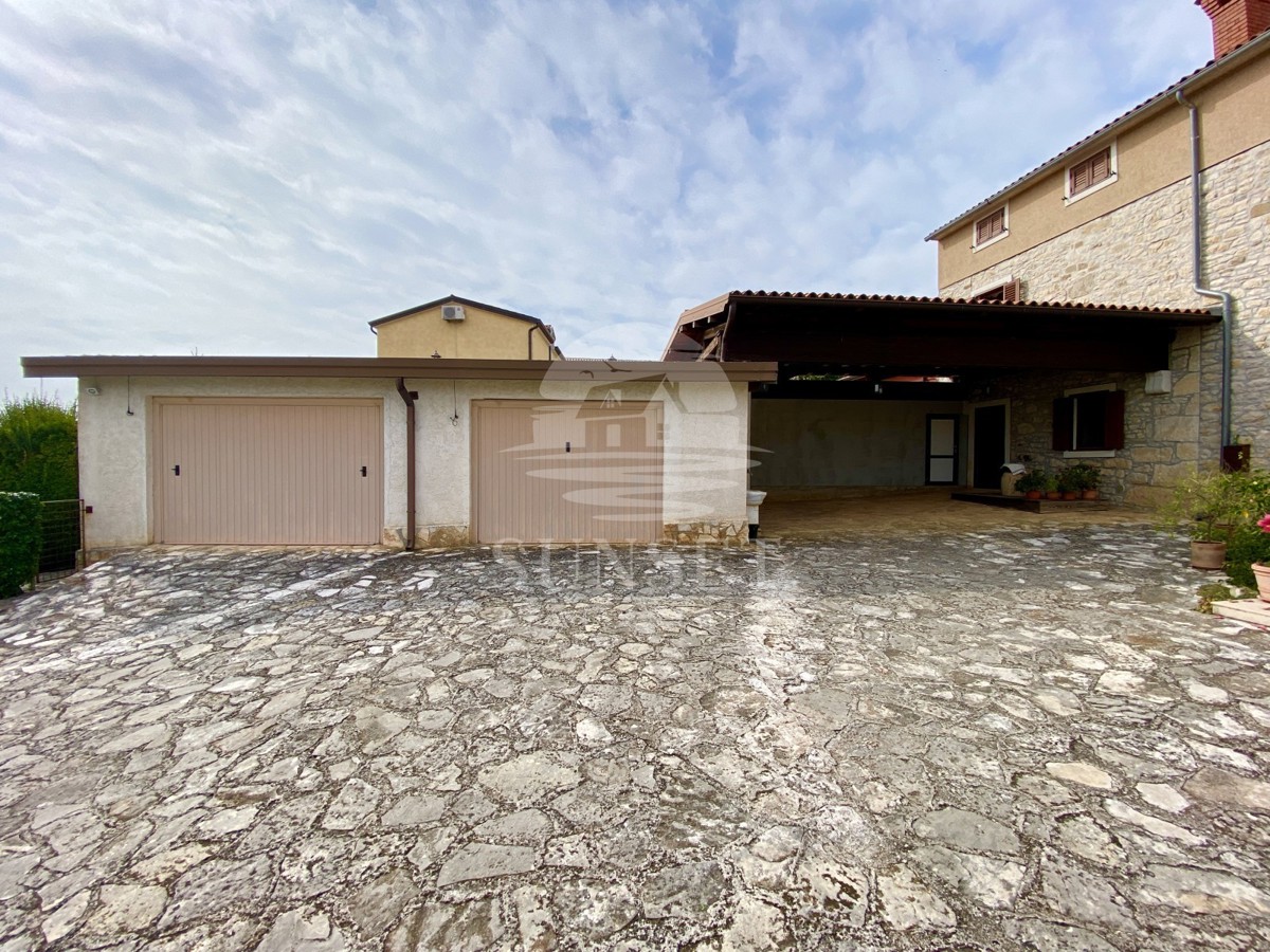 CASA SPAZIOSA CON UN GRANDE GIARDINO DI 600M2 NELLE IMMEDIATE VICINANZE DI NOVIGRAD