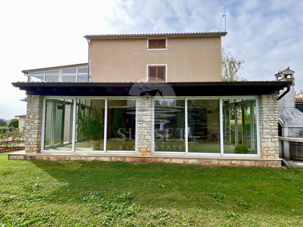 CASA SPAZIOSA CON UN GRANDE GIARDINO DI 600M2 NELLE IMMEDIATE VICINANZE DI NOVIGRAD