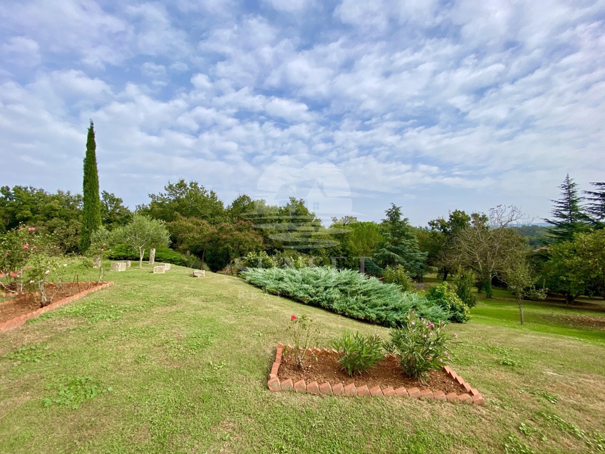 CASA SPAZIOSA CON UN GRANDE GIARDINO DI 600M2 NELLE IMMEDIATE VICINANZE DI NOVIGRAD