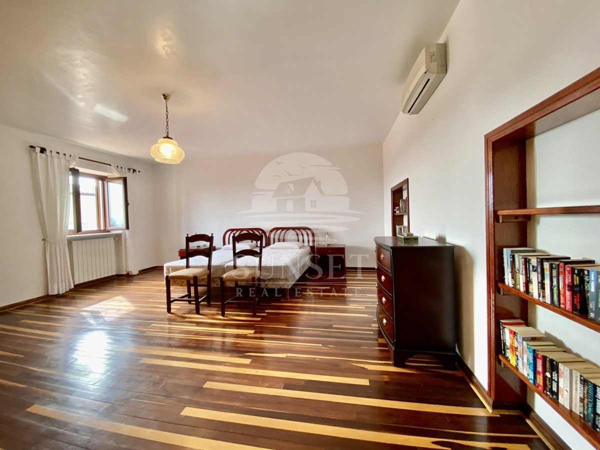 CASA SPAZIOSA CON UN GRANDE GIARDINO DI 600M2 NELLE IMMEDIATE VICINANZE DI NOVIGRAD