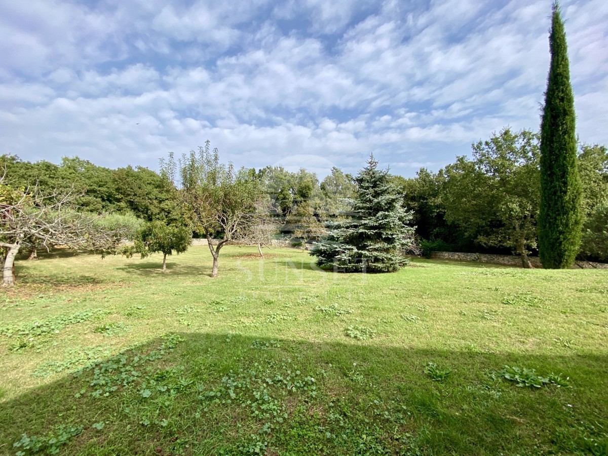 CASA SPAZIOSA CON UN GRANDE GIARDINO DI 600M2 NELLE IMMEDIATE VICINANZE DI NOVIGRAD