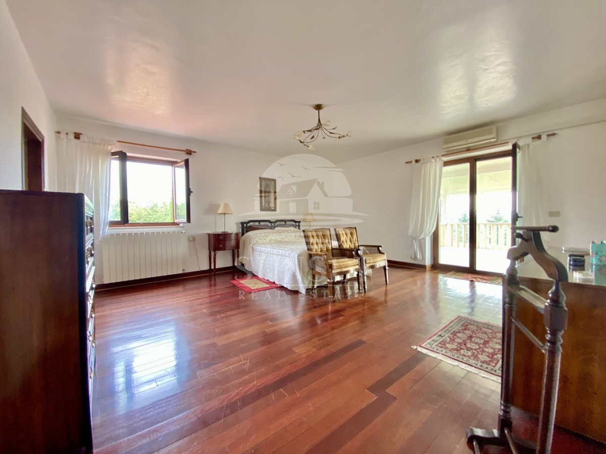 CASA SPAZIOSA CON UN GRANDE GIARDINO DI 600M2 NELLE IMMEDIATE VICINANZE DI NOVIGRAD