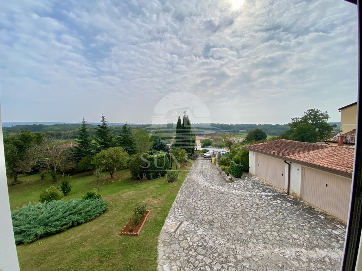 CASA SPAZIOSA CON UN GRANDE GIARDINO DI 600M2 NELLE IMMEDIATE VICINANZE DI NOVIGRAD