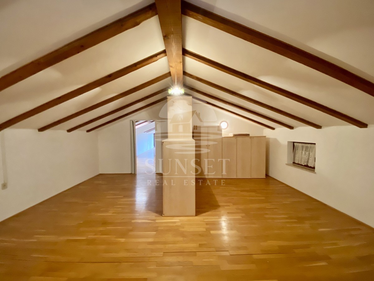 CASA SPAZIOSA CON UN GRANDE GIARDINO DI 600M2 NELLE IMMEDIATE VICINANZE DI NOVIGRAD