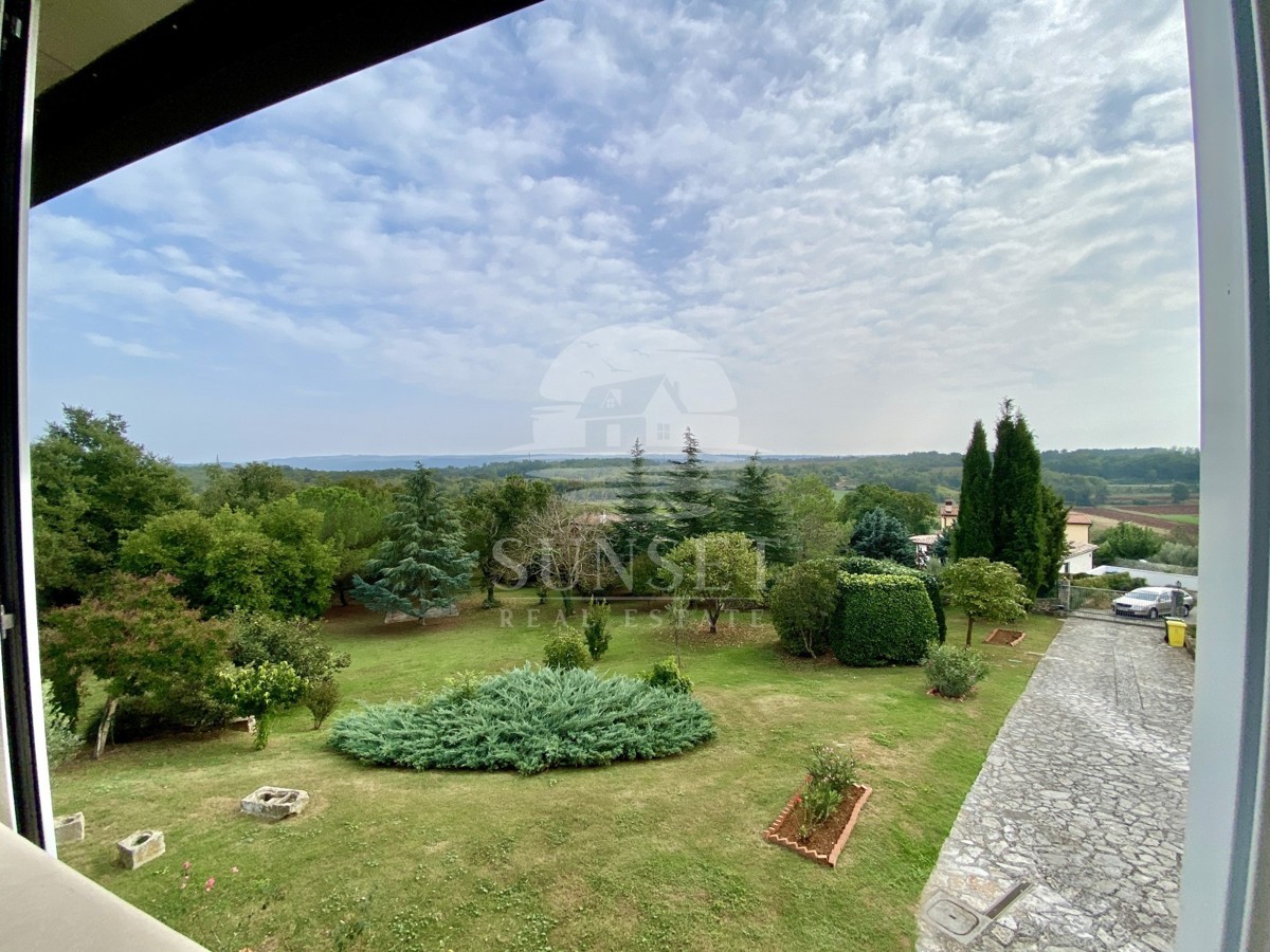 CASA SPAZIOSA CON UN GRANDE GIARDINO DI 600M2 NELLE IMMEDIATE VICINANZE DI NOVIGRAD