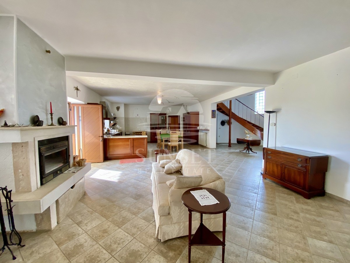 CASA SPAZIOSA CON UN GRANDE GIARDINO DI 600M2 NELLE IMMEDIATE VICINANZE DI NOVIGRAD