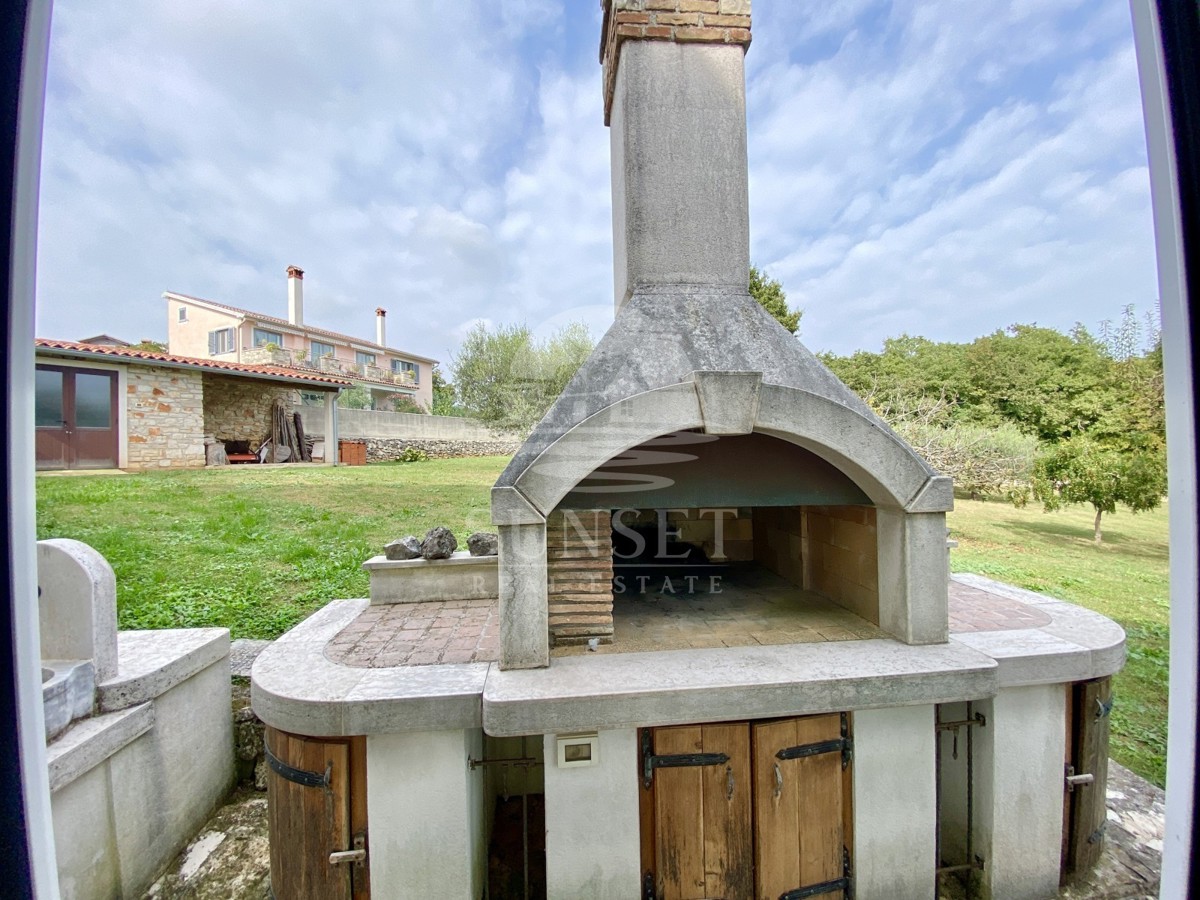 CASA SPAZIOSA CON UN GRANDE GIARDINO DI 600M2 NELLE IMMEDIATE VICINANZE DI NOVIGRAD