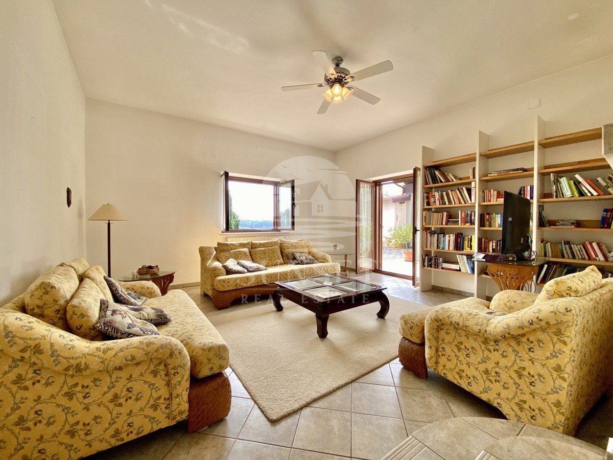 CASA SPAZIOSA CON UN GRANDE GIARDINO DI 600M2 NELLE IMMEDIATE VICINANZE DI NOVIGRAD