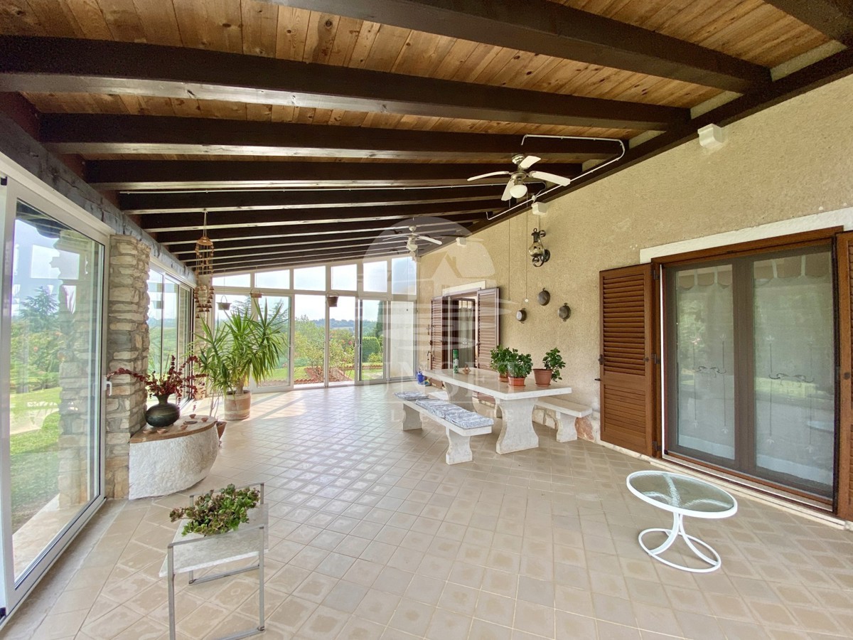 CASA SPAZIOSA CON UN GRANDE GIARDINO DI 600M2 NELLE IMMEDIATE VICINANZE DI NOVIGRAD