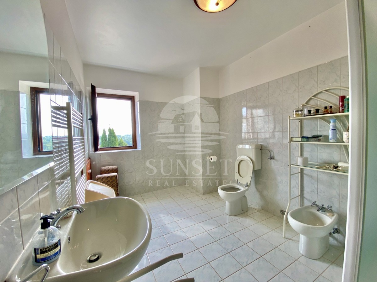 CASA SPAZIOSA CON UN GRANDE GIARDINO DI 600M2 NELLE IMMEDIATE VICINANZE DI NOVIGRAD