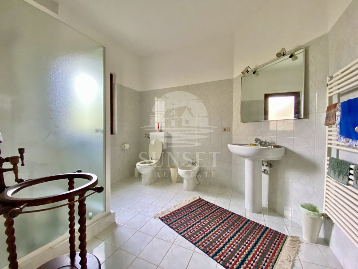 CASA SPAZIOSA CON UN GRANDE GIARDINO DI 600M2 NELLE IMMEDIATE VICINANZE DI NOVIGRAD