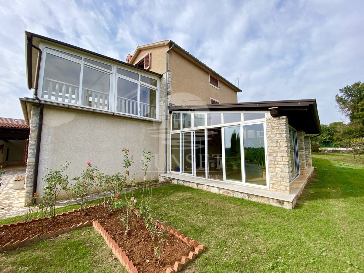 CASA SPAZIOSA CON UN GRANDE GIARDINO DI 600M2 NELLE IMMEDIATE VICINANZE DI NOVIGRAD