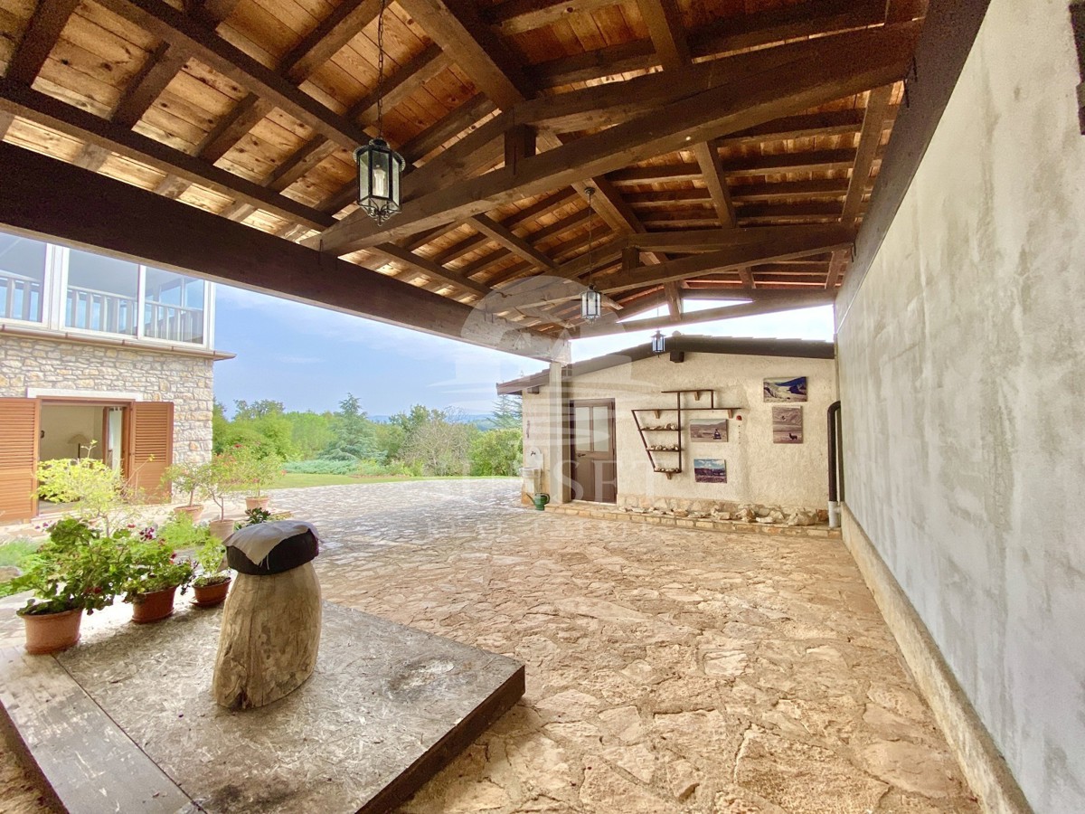 CASA SPAZIOSA CON UN GRANDE GIARDINO DI 600M2 NELLE IMMEDIATE VICINANZE DI NOVIGRAD