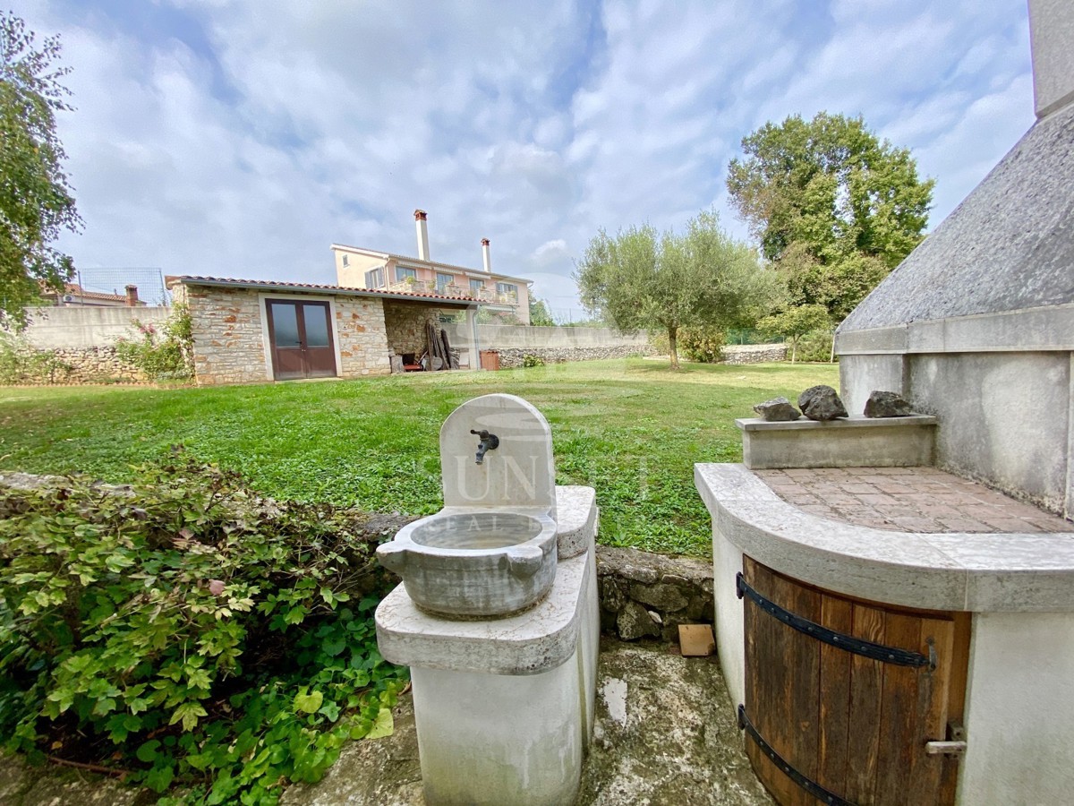 CASA SPAZIOSA CON UN GRANDE GIARDINO DI 600M2 NELLE IMMEDIATE VICINANZE DI NOVIGRAD