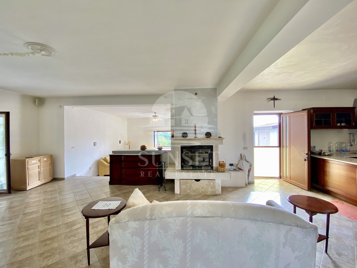 CASA SPAZIOSA CON UN GRANDE GIARDINO DI 600M2 NELLE IMMEDIATE VICINANZE DI NOVIGRAD