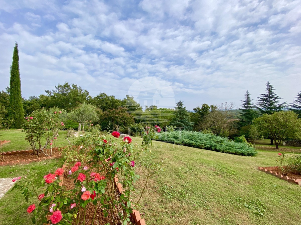 CASA SPAZIOSA CON UN GRANDE GIARDINO DI 600M2 NELLE IMMEDIATE VICINANZE DI NOVIGRAD