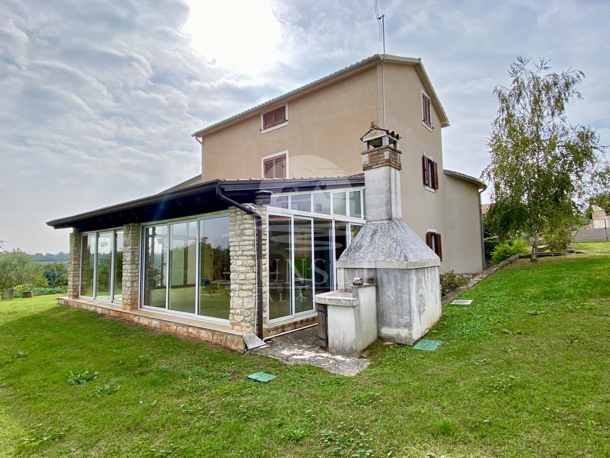 CASA SPAZIOSA CON UN GRANDE GIARDINO DI 600M2 NELLE IMMEDIATE VICINANZE DI NOVIGRAD