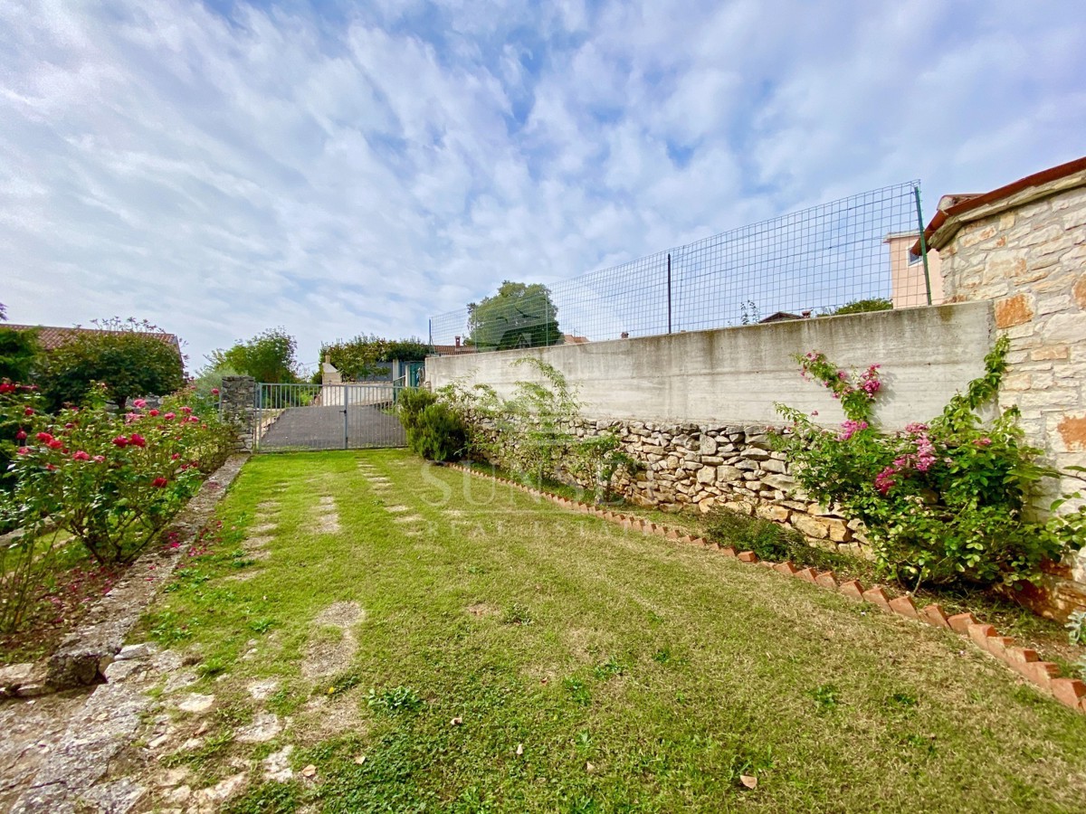 CASA SPAZIOSA CON UN GRANDE GIARDINO DI 600M2 NELLE IMMEDIATE VICINANZE DI NOVIGRAD