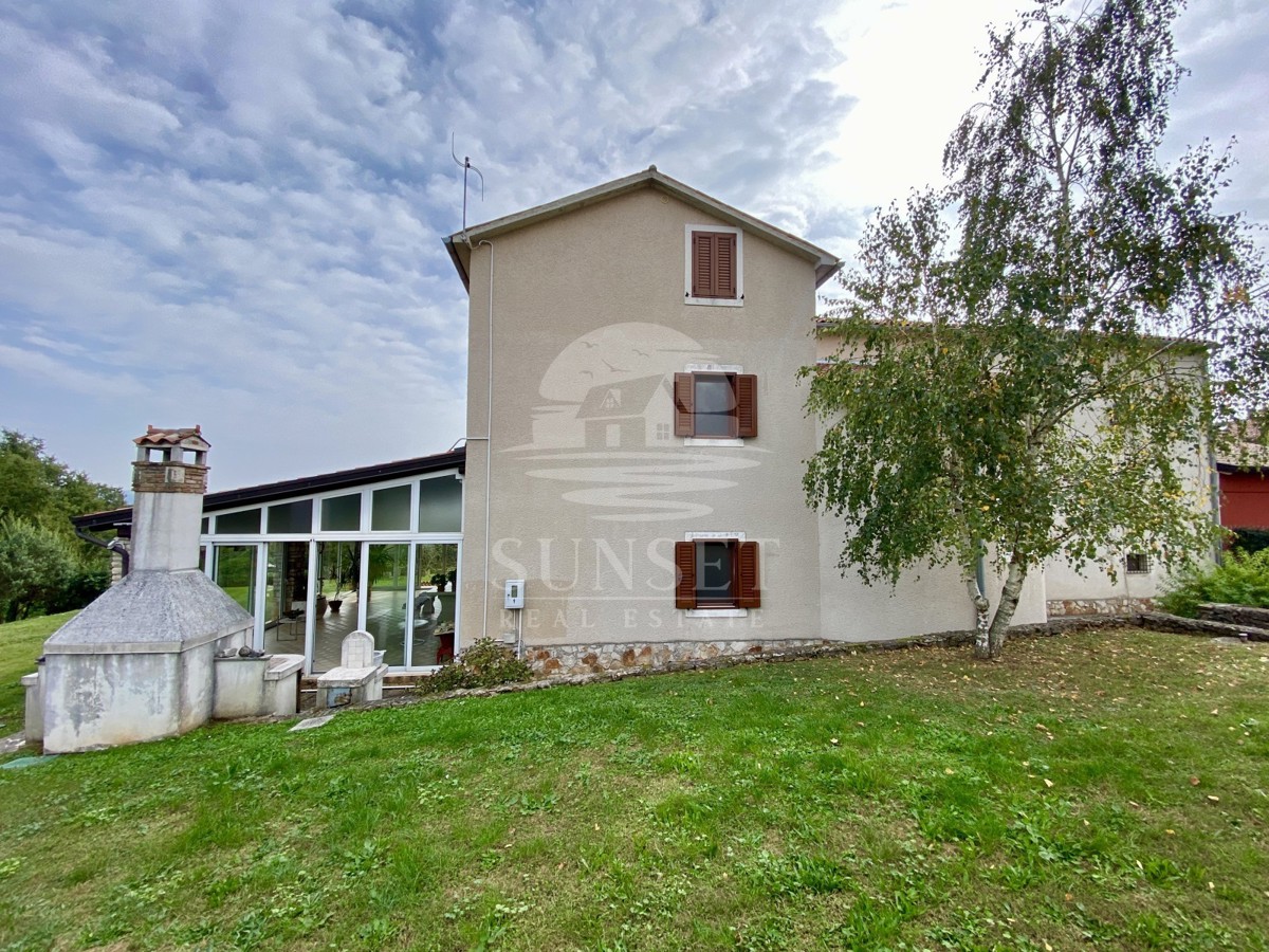 CASA SPAZIOSA CON UN GRANDE GIARDINO DI 600M2 NELLE IMMEDIATE VICINANZE DI NOVIGRAD