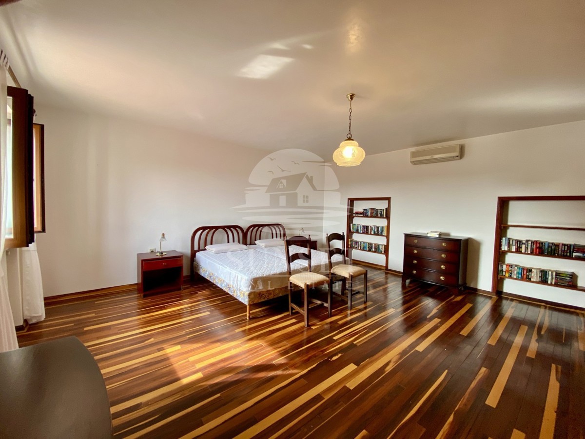 CASA SPAZIOSA CON UN GRANDE GIARDINO DI 600M2 NELLE IMMEDIATE VICINANZE DI NOVIGRAD