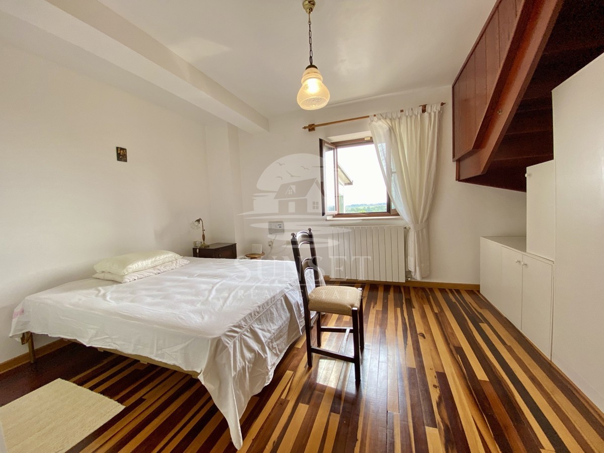 CASA SPAZIOSA CON UN GRANDE GIARDINO DI 600M2 NELLE IMMEDIATE VICINANZE DI NOVIGRAD