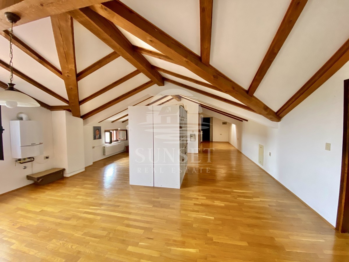 CASA SPAZIOSA CON UN GRANDE GIARDINO DI 600M2 NELLE IMMEDIATE VICINANZE DI NOVIGRAD