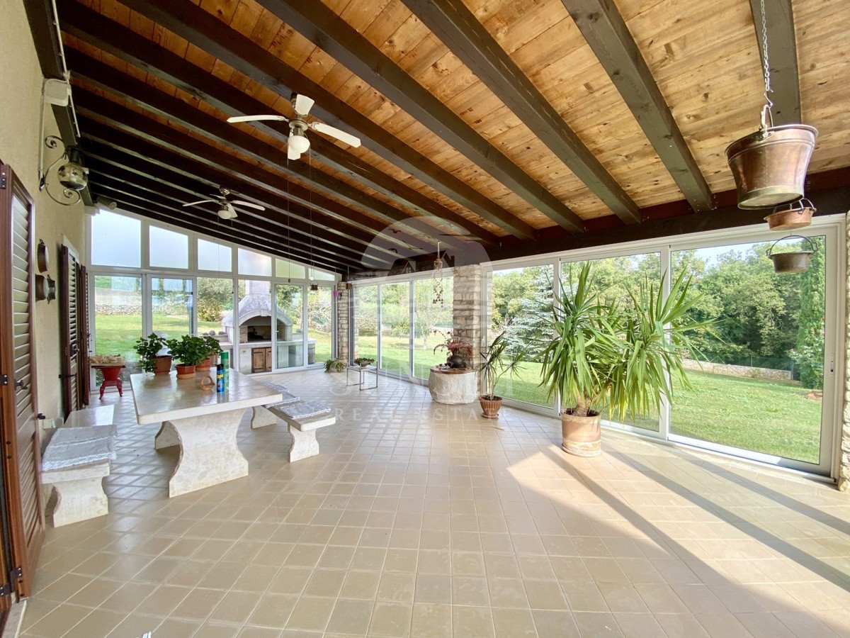 CASA SPAZIOSA CON UN GRANDE GIARDINO DI 600M2 NELLE IMMEDIATE VICINANZE DI NOVIGRAD