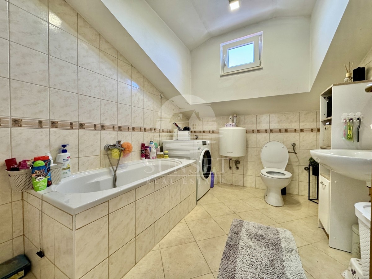 ZONA ROVIGNO – APPARTAMENTO CON AMPIA TERRAZZA E DUE POSTI AUTO