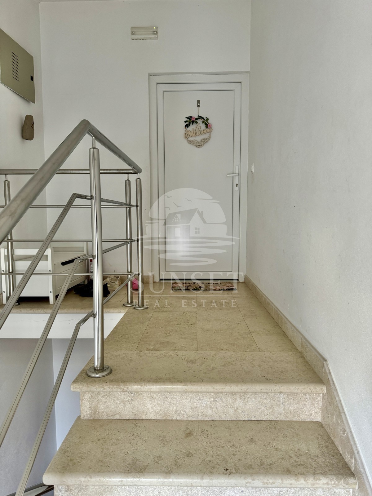 ZONA ROVIGNO – APPARTAMENTO CON AMPIA TERRAZZA E DUE POSTI AUTO