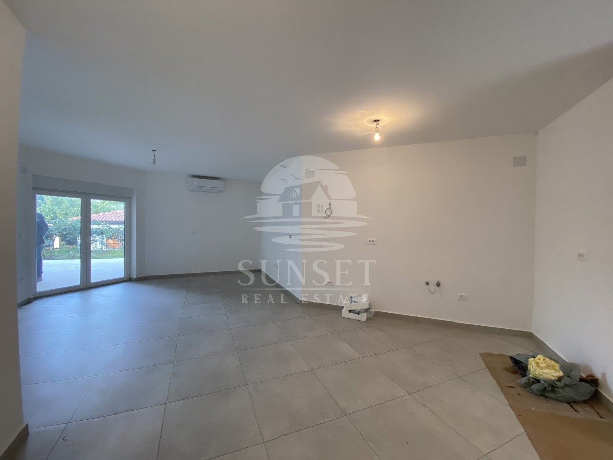 NELLE VICINANZE DI UMAGO, NUOVA COSTRUZIONE! BELLISSIMO APPARTAMENTO AL PIANO TERRA IN UNA POSIZIONE ECCELLENTE, A SOLI 400 METRI DAL MARE