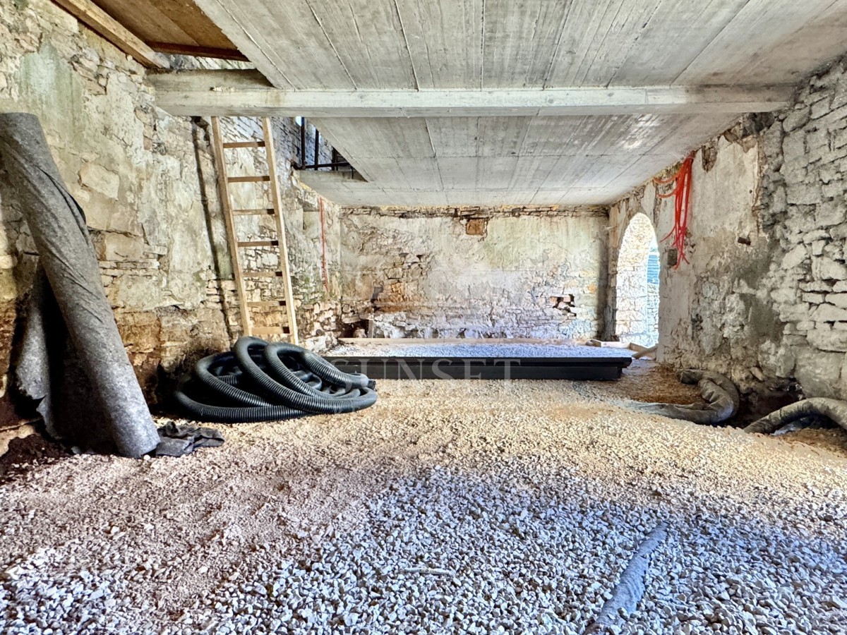 DINTORNI DI BUJE - CASA IN PIETRA TRADIZIONALE DA RISTRUTTURARE