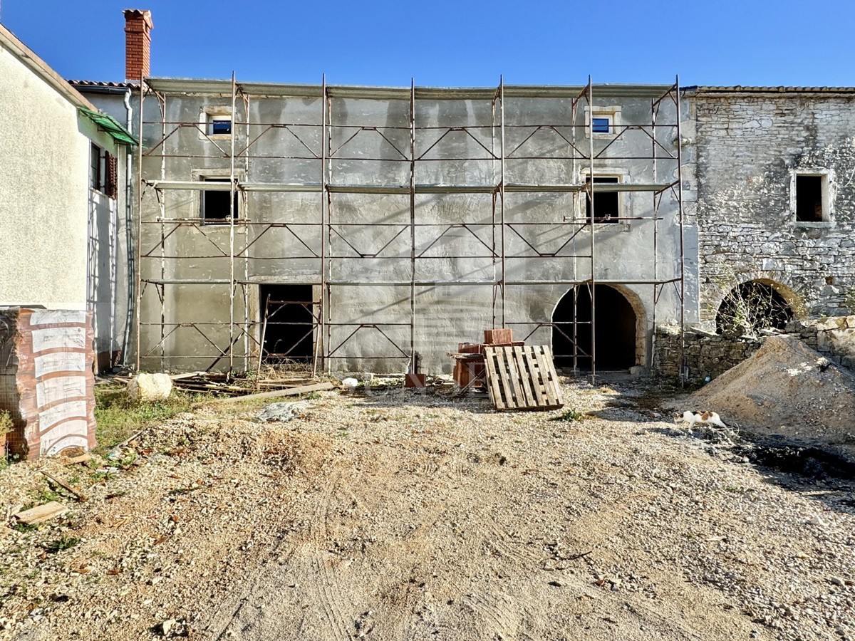 DINTORNI DI BUJE - CASA IN PIETRA TRADIZIONALE DA RISTRUTTURARE