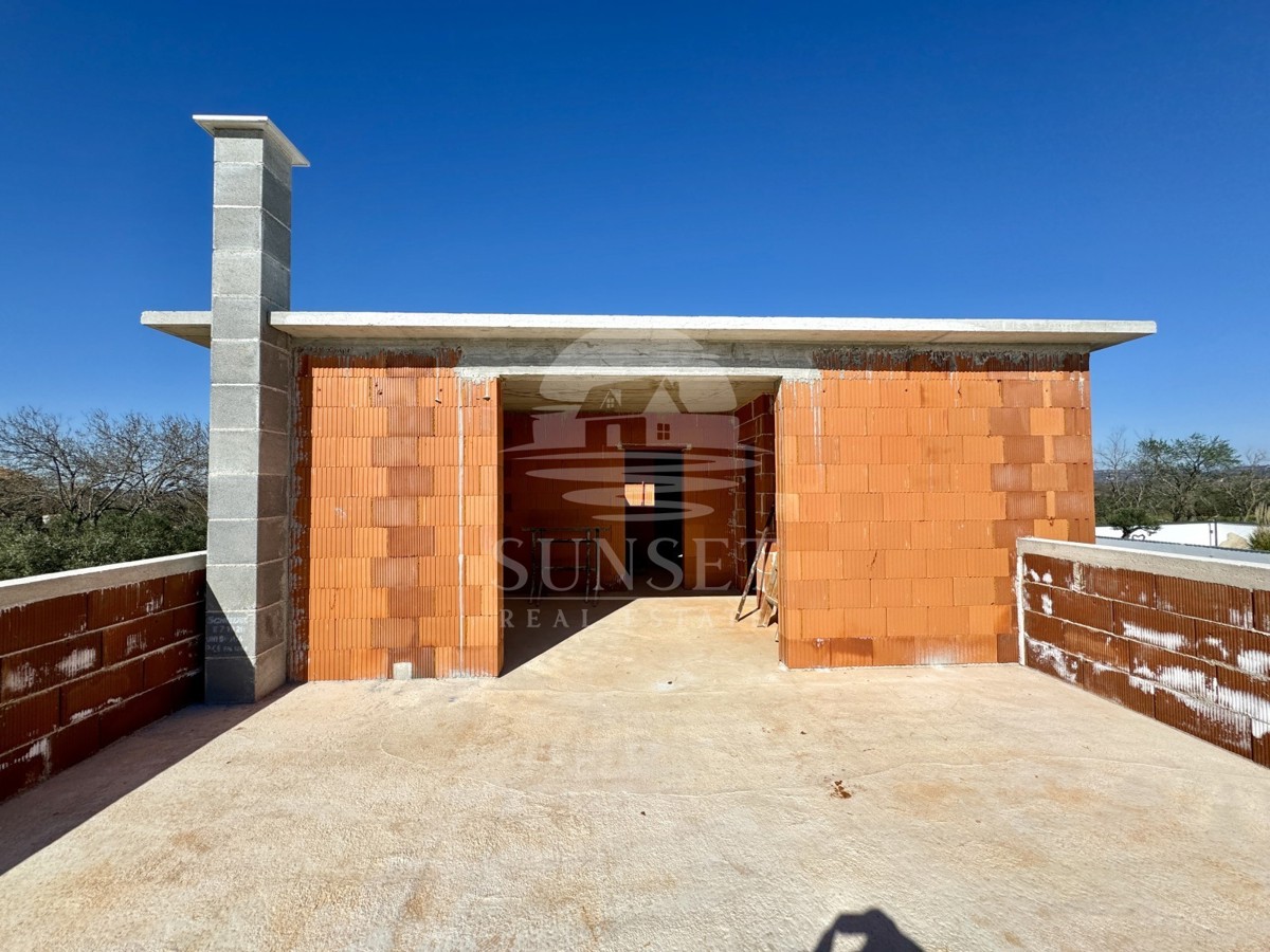 VENDITA DI UNA CASA MODERNA IN UNA ZONA TRANQUILLA