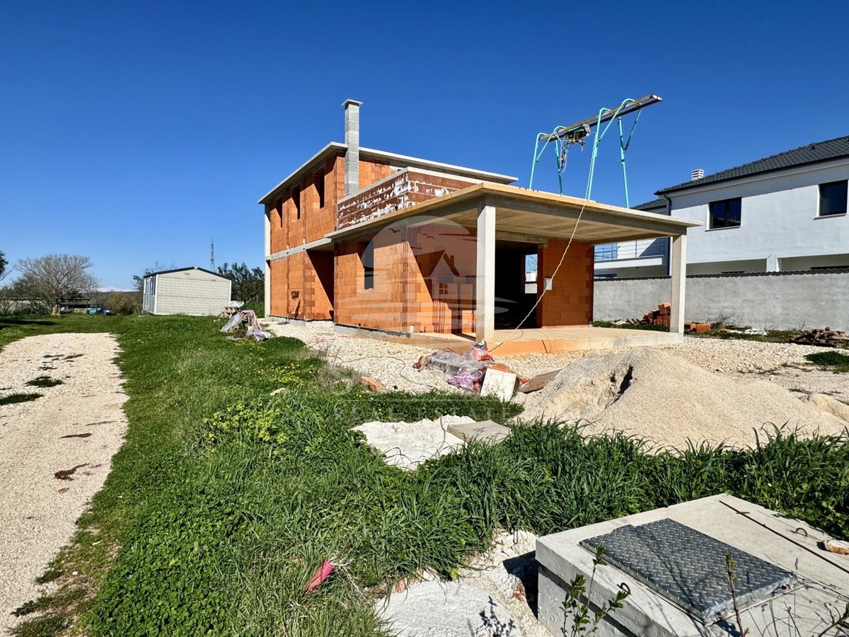 VENDITA DI UNA CASA MODERNA IN UNA ZONA TRANQUILLA