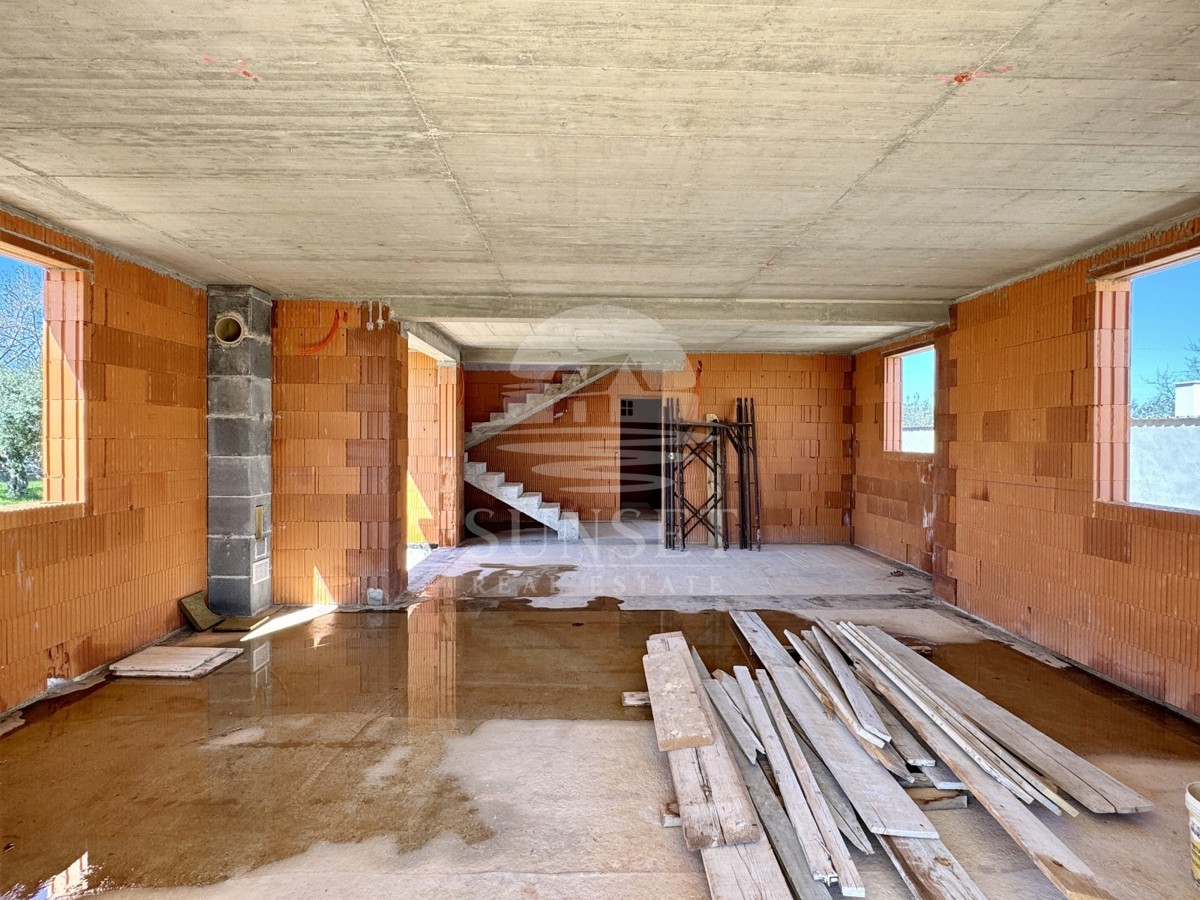 VENDITA DI UNA CASA MODERNA IN UNA ZONA TRANQUILLA