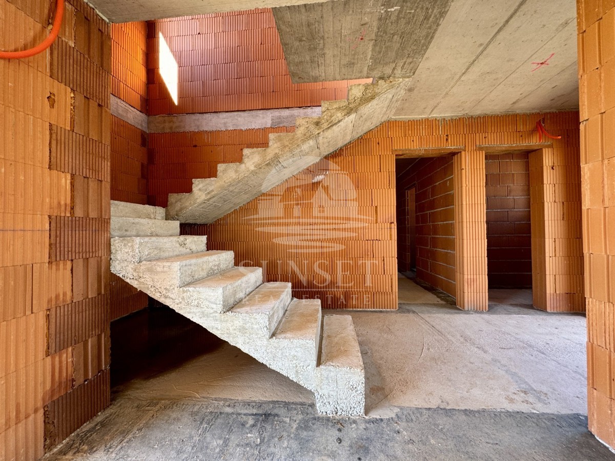 VENDITA DI UNA CASA MODERNA IN UNA ZONA TRANQUILLA