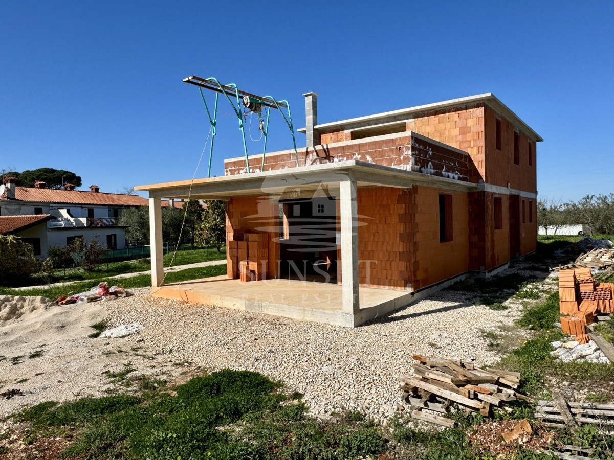 VENDITA DI UNA CASA MODERNA IN UNA ZONA TRANQUILLA