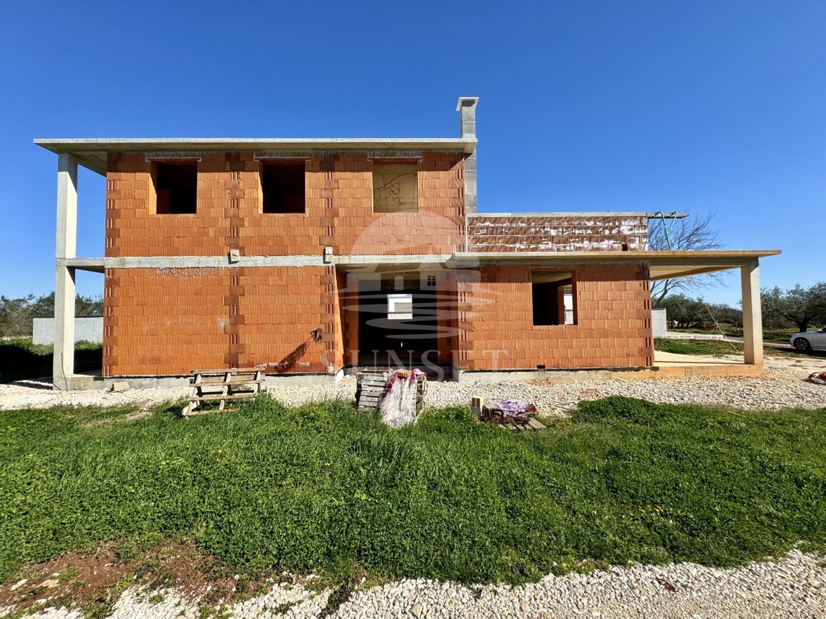 VENDITA DI UNA CASA MODERNA IN UNA ZONA TRANQUILLA