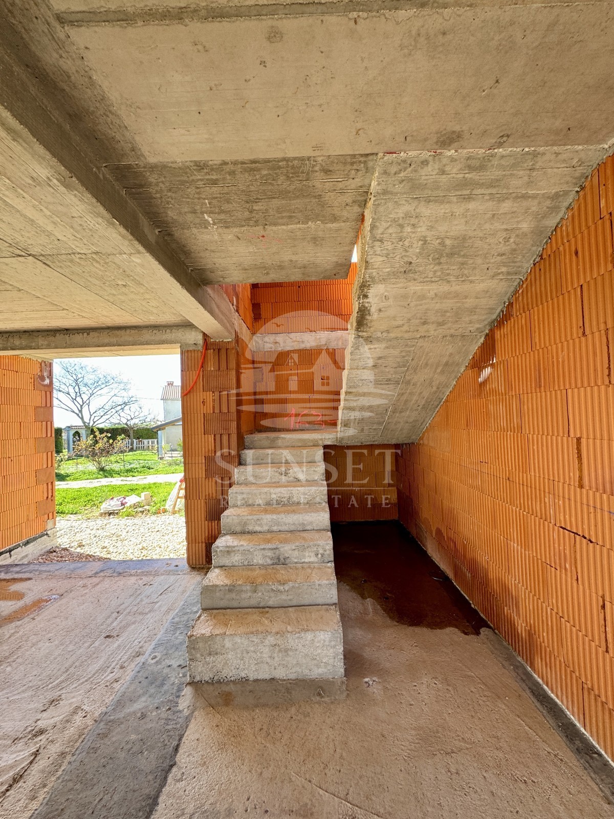 VENDITA DI UNA CASA MODERNA IN UNA ZONA TRANQUILLA