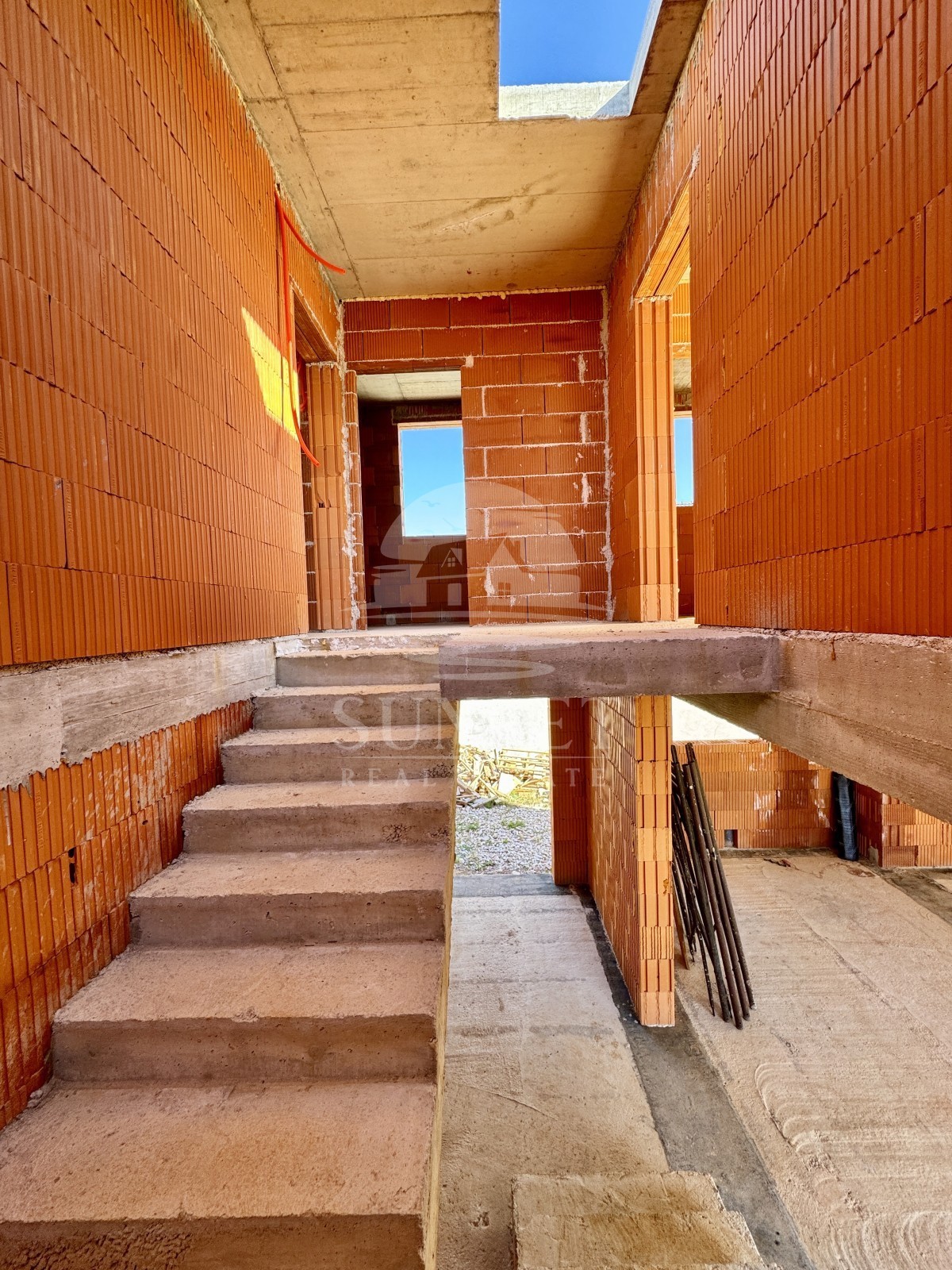 VENDITA DI UNA CASA MODERNA IN UNA ZONA TRANQUILLA